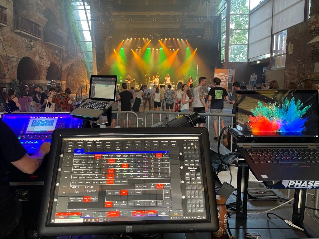 Lichtsteuerung mit Blick auf eine Konzertbühne