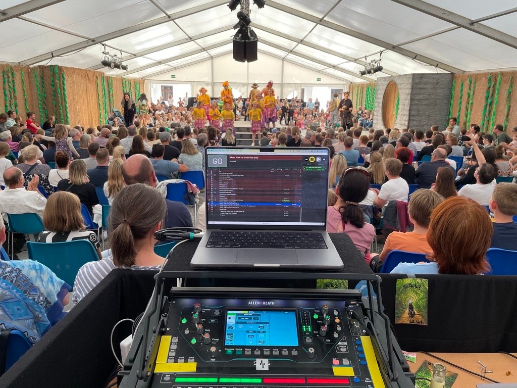 Tonregie während einer gut besuchten Musicalaufführung